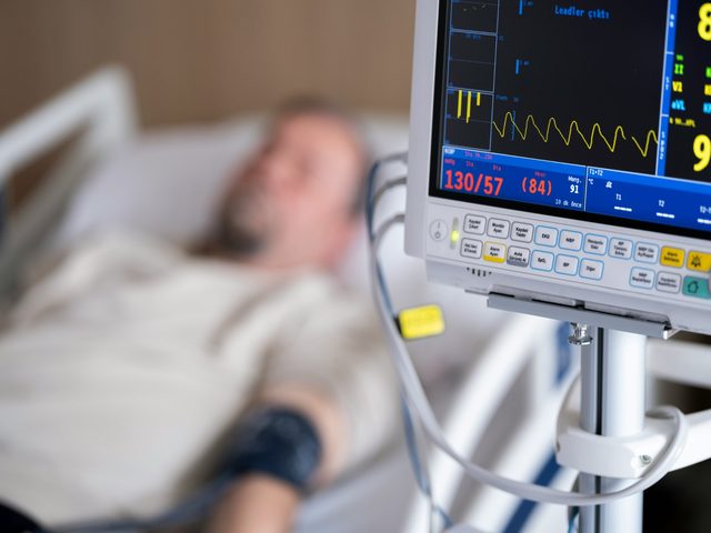 Paciente internado junto a un monitor de signos vitales